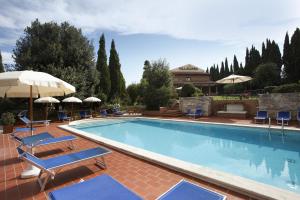 a swimming pool with chairs and umbrellas at Villa Luisa in Todi