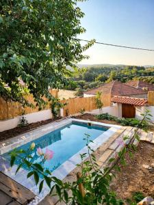 Bazén v ubytování Stone House with Pool nebo v jeho okolí