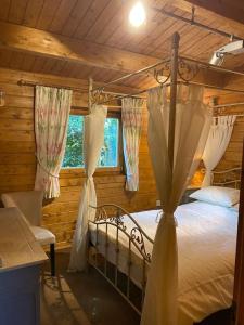 ein Schlafzimmer mit einem Bett in einer Blockhütte in der Unterkunft 3 Bedroom Lodge Hotub pool in Horsley Surrey UK in East Horsley + 84 Fotos