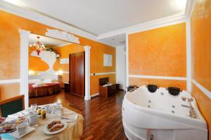 Postel nebo postele na pokoji v ubytování Hotel Benessere Villa Fiorita