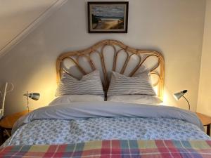 Ein Bett oder Betten in einem Zimmer der Unterkunft IdleWild - Secluded Absolute Beachfront Escape