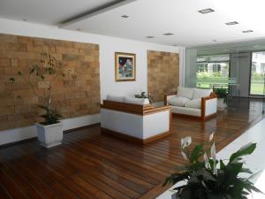 un vestíbulo con dos sofás y plantas. en Parquemar Center I, en Punta del Este