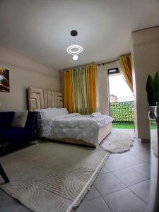 Un dormitorio con una cama y una ventana grande. en graryshome, en Kiambu