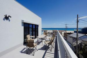 a balcony with chairs and a view of the ocean at sun sea 白浜大浜海水浴場 コンビニ徒歩1分 in Shimoda