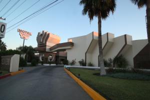 una rappresentazione di un edificio con una palma di Motel Mediterraneo a Mexicali