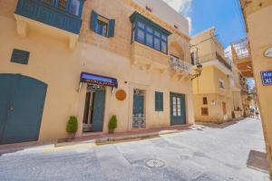 an empty street in front of a building at Maria Rosa Suites in Victoria