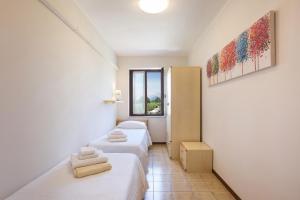 una stanza con due letti e una finestra di Apartment Rosa Cinderella a Lazise Altre 11 foto