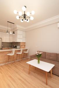 エレバンにあるModern apartments in the heart of Yerevan by Sweet Homeのソファとテーブルのあるリビングルーム