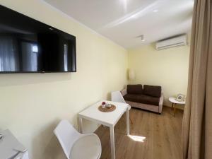 sala de estar con mesa pequeña y sofá en Luxury apartmemts, en Burgas