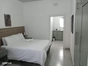 una camera da letto con un letto bianco e un bagno di The View a Orkney