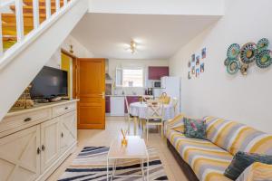 a living room with a couch and a kitchen at Jaso - Maison à 5min de la plage in Cervione