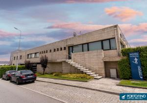 a building with a car parked in front of it at Motel Portofino in Matosinhos