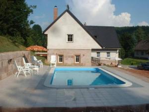 Bazén v ubytování Modern Holiday Home in Vidochov with Private Swimming Pool nebo v jeho okolí