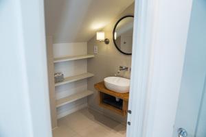 a bathroom with a sink and a mirror at Linhay Cottages 1 in Bathford +40 photos