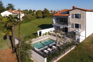 una vista aerea di una casa con piscina di Villa Contessina by SeeAdria Agency a Novigrad Istria