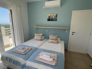 Posteľ alebo postele v izbe v ubytovaní Villa in Finiki with Stunning Sea Views