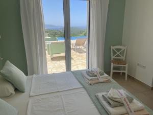 Posteľ alebo postele v izbe v ubytovaní Villa in Finiki with Stunning Sea Views + 29 fotografií