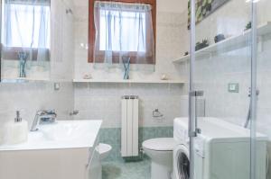 Ванная комната в Residence Villaggio dei Fiori con Piscina e Posto Spiaggia Incluso