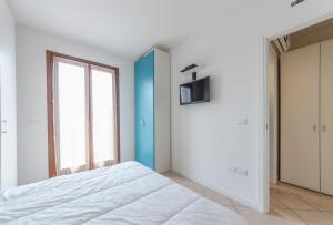 Телевизор и/или развлекательный центр в Residence Villaggio dei Fiori con Piscina e Posto Spiaggia Incluso