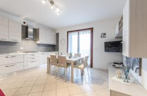 Кухня или мини-кухня в Residence Villaggio dei Fiori con Piscina e Posto Spiaggia Incluso
