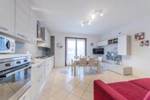 Кухня или мини-кухня в Residence Villaggio dei Fiori con Piscina e Posto Spiaggia Incluso
