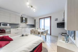 Кухня или мини-кухня в Residence Villaggio dei Fiori con Piscina e Posto Spiaggia Incluso

