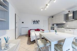 Кухня или мини-кухня в Residence Villaggio dei Fiori con Piscina e Posto Spiaggia Incluso
 +37 фотографий
