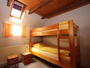 una camera con letto a castello e scala di Ferienwohnungen in Strackholt a Strackholt Altre 21 foto