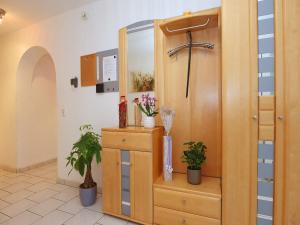 Una habitación con una cómoda y un armario con plantas. en Mountain Biker s Farmstay, en Villingen-Schwenningen