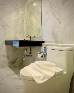 ein weißes Badezimmer mit Toilette und Waschbecken in der Unterkunft IP Plus Pool Villa Pattaya in Jomtien Beach