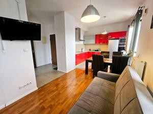 Kuchyňa alebo kuchynka v ubytovaní FIRST -- Green Żoliborz apartment 3 + 5 fotografií