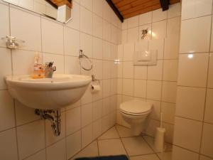 Ένα μπάνιο στο Ferienwohnung im Haus Schiefertal, Wieda +8 φωτογραφίες
