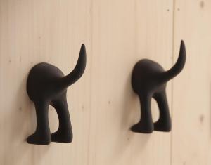 two black statues of an elephant on a wall at Noardewyn - Ecohuisjes Terschelling in Midsland +7 photos