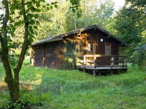 a small wooden cabin in the middle of a field at Ferienhaus in Hechthausen in Hechthausen