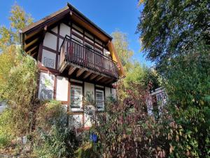 ein Haus mit einem Balkon an der Seite in der Unterkunft Apartment in Kellerwald near Edersee Lake in Frankenau
