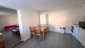 Kuchyň nebo kuchyňský kout v ubytování Apartmánový dom Most pri Bratislave