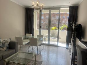 Una televisión o centro de entretenimiento en Seapoint Pearl