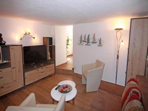 a living room with a television and a table at Wohnung in Boltenhagen am Ostseestrand in Boltenhagen