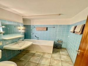 Koupelna v ubytování Apartment in Bad Herrenalb with indoor pool