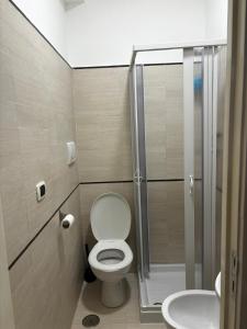 ein Badezimmer mit Dusche, Toilette und Waschbecken in der Unterkunft Cavour Housing in Bari