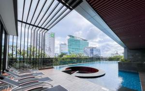 Πισίνα στο ή κοντά στο Exclusive 3BR Apartment 31 Sudirman Makassar with Private Lift By Travelio