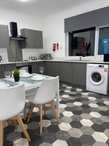 Η κουζίνα ή μικρή κουζίνα στο Contractor and Relocation Haven Sleeps 10 with Parking and Superfast WiFi +19 φωτογραφίες