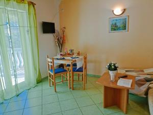 TV a/nebo společenská místnost v ubytování Apartment in Senj with Stunning Sea Views