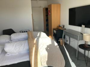 A television and/or entertainment centre at Møn Golf Resort - Hotel Præstekilde
