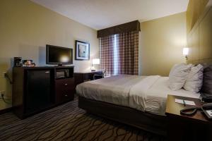TV a/nebo společenská místnost v ubytování Quality Inn I-75 West Chester-North Cincinnati