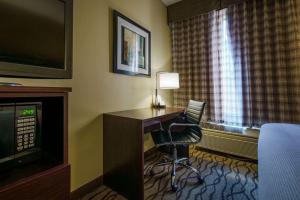 TV a/nebo společenská místnost v ubytování Quality Inn I-75 West Chester-North Cincinnati