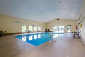 Bazén v ubytování Quality Inn I-75 West Chester-North Cincinnati nebo v jeho okolí