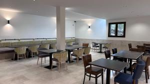 Un restaurante con mesas y sillas en una habitación. en Posada El Rincón de Valverde, en Valverde de los Arroyos 6 fotos más