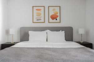 a bedroom with a large bed with two lamps at Blueground Long Beach pool courtyard nr shops LAX-1259 in Los Angeles