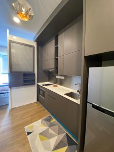 una cocina con fregadero y encimera en Ceylonz Suite, en Kuala Lumpur